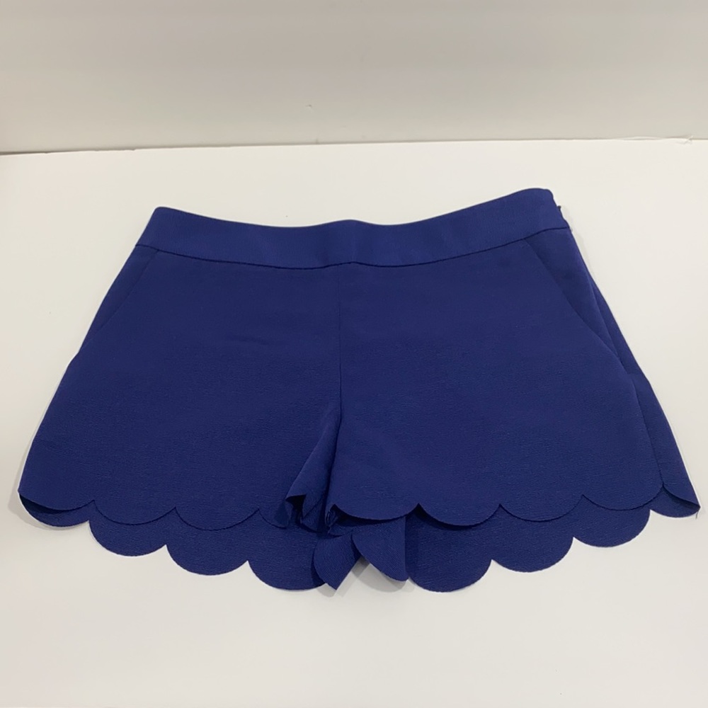 Express scallop hem short size 00
